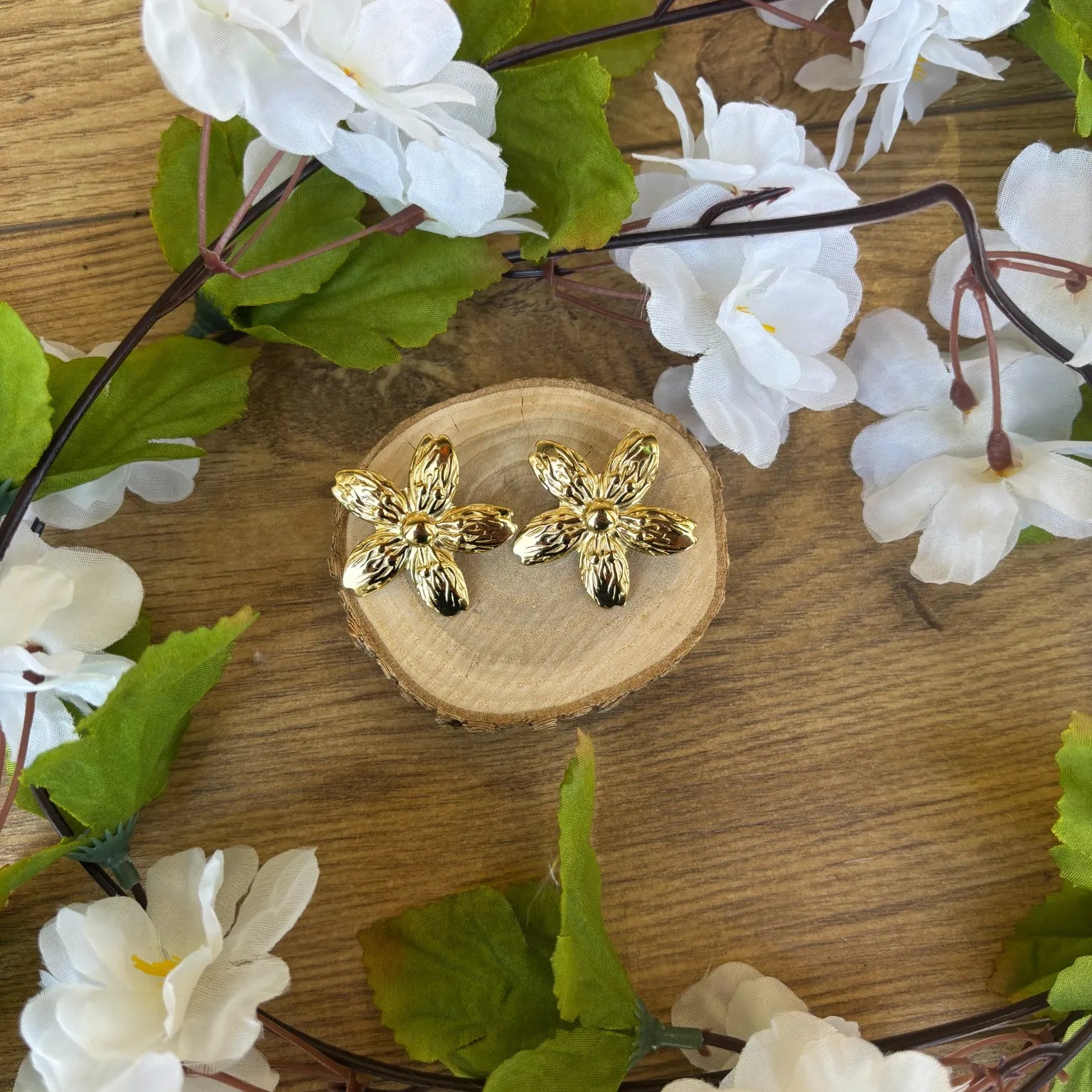 boucles-oreilles-fleur-doree.webp