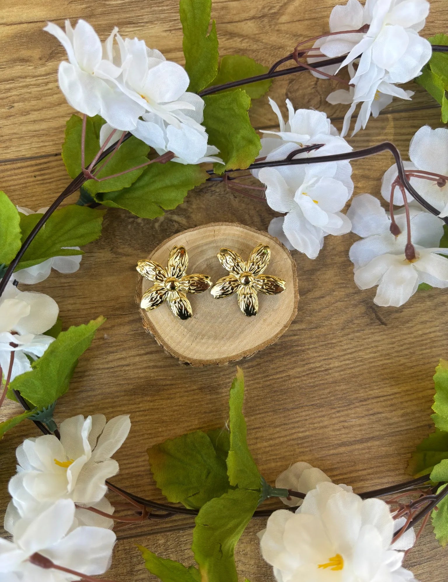 boucles-oreilles-fleur-doree.webp
